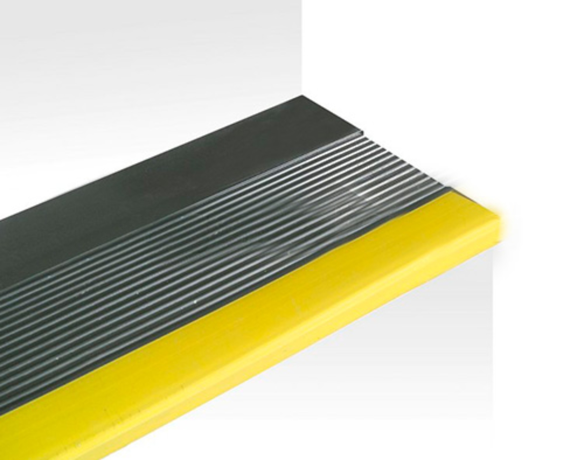 Grada Estriada Bicolor Negro/Amarillo 4 mmx 300 mm x 1500 mm Tráfico Medio Con Pestaña 1 Grada Estriada Bicolor Negro/Amarillo 4 mmx 300 mm x 1500 mm Tráfico Medio Con Pestaña