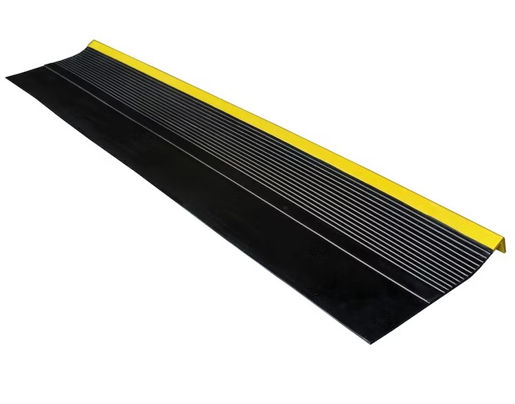 Grada Estriada Negro Amarillo 4 mm x 300 mm x 1500 mm 1 Grada Estriada Negro Amarillo 4 mm x 300 mm x 1500 mm